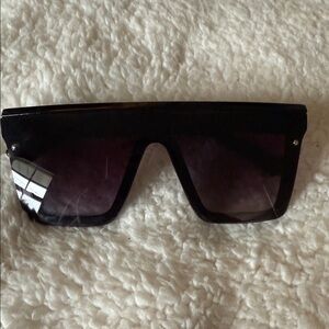 Elegant Black Oversized Sunglasses